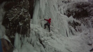 ジョウゴ沢の氷瀑を登る　１