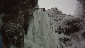 ジョウゴ沢の氷瀑を登る　４