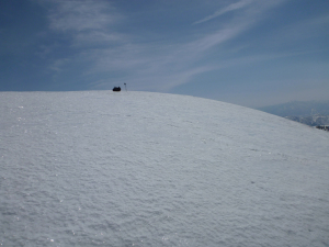ランチャーは巻機山頂の標識がある雪原